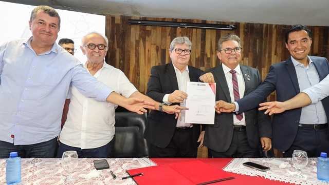 João Azevêdo autoriza a liberação de R$ 105 milhões em emendas dos 36 deputados e também para entidades