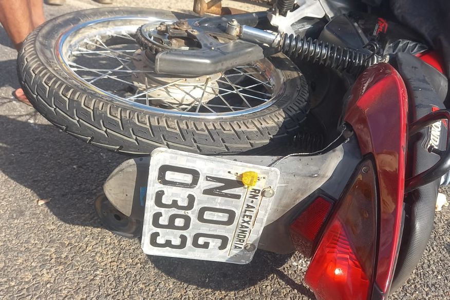 Motos batem de frente e acidente deixa duas pessoas mortas e três feridas, no Sertão da Paraíba