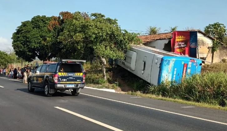 Motorista morre após ônibus de romeiros tombar na BR-230, na Paraíba;