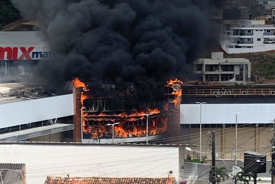 Confira fotos e vídeos do incêndio que destruiu o Shopping Cidade Luz, em Guarabira