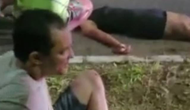 Jovem cai da garupa de moto após piloto com sintomas de embriaguez colidir contra carro