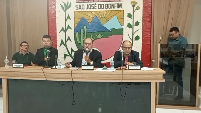 VEJA VIDEOS: Presidente da Câmara de São José do Bonfim chama colega de palhaço e ameaça expulsar cidadão do plenário 