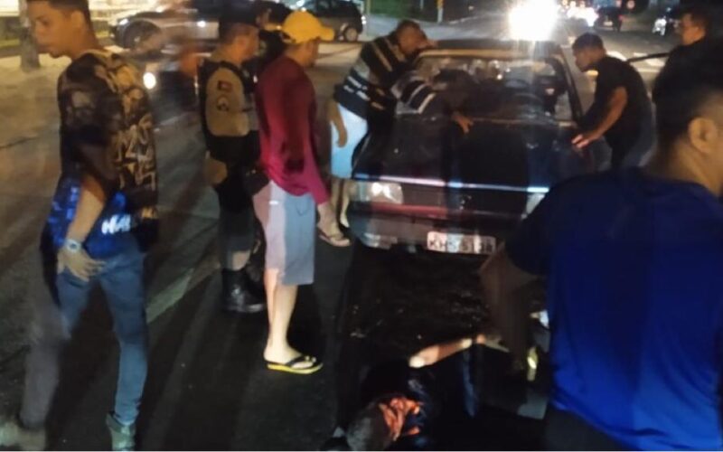 Jovem de 18 anos fica ferido após ser atropelado em faixa de pedestre na BR-104