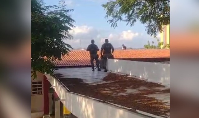 Policiais militares evitam tragédia e salvam vida de vigilante de escola, em Patos
