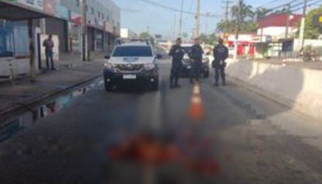 Homem tem corpo esmagado por carreta ao tentar atravessar avenida 