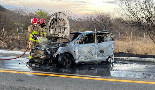 Colisão entre dois carros na BR-230 deixa um ferido e um veículo incendiado