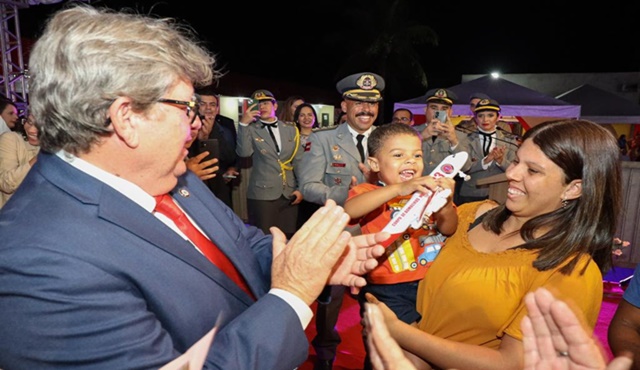 João Azevêdo participa de formatura de aspirantes a oficial do Corpo de Bombeiros e homenageia família atendida pelo resgate aeromédico