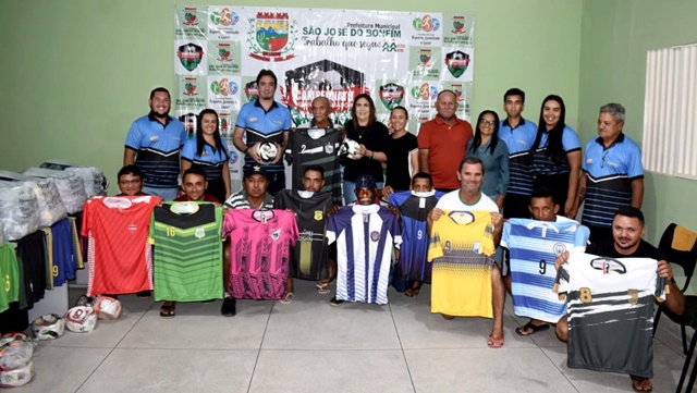Secretaria de Esportes de São José do Bonfim entrega uniformes e bolas as equipes do Campeonato Municipal Amador 2023