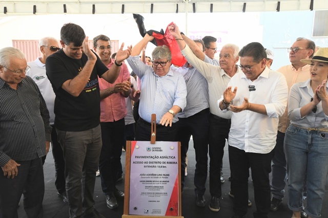 João Azevêdo entrega obras de pavimentação asfáltica, cisternas e anuncia investimentos em segurança hídrica em Cabaceiras