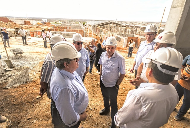 João Azevêdo entrega casas e inspeciona obras de construção de escola, creche e estrada em Cabaceiras