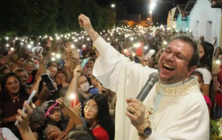 Evangelização digital: Padre Fabrício ultrapassa a marca de 300 mil seguidores nas redes sociais digitais