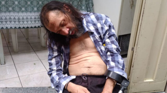Homem sem identidade, que estava desacordado no Restaurante Maria do Bode, em Patos, é levado pelo SAMU