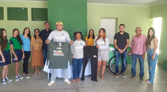 Prefeitura de São José do Bonfim entrega carrinhos de coleta de resíduos, balanças, fardas, EPIs à Associação Recicla Bonfim