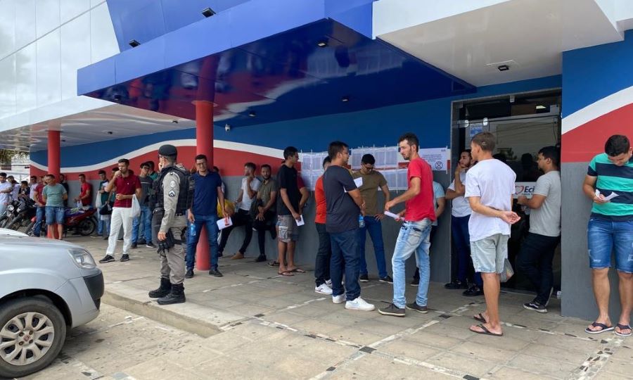 Em Patos, Milhares de pessoas fazem concurso público para Polícia e Bombeiro Militar da Paraíba e movimentam a cidade