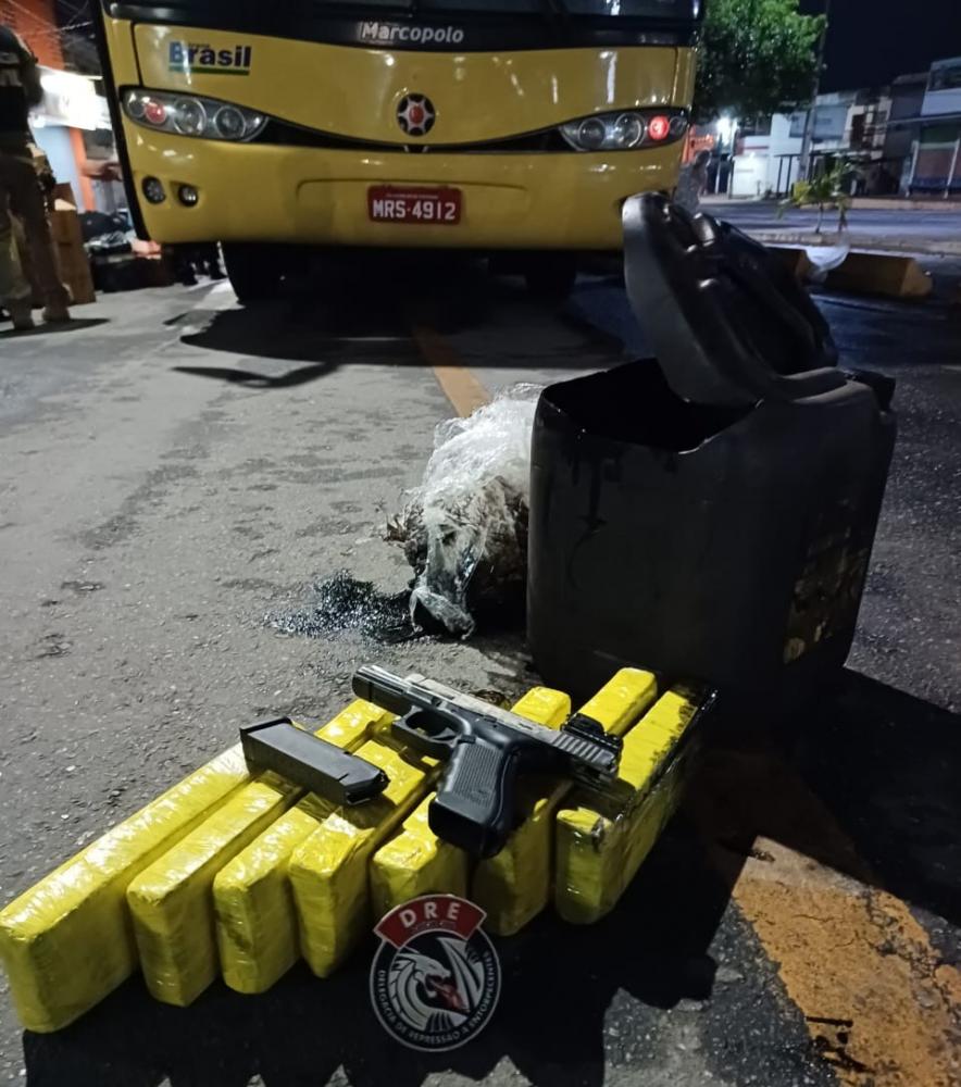 Em Queimadas, DRE de Campina Grande faz apreensão de sete tabletes de maconha e uma pistola, na madrugada deste domingo 29