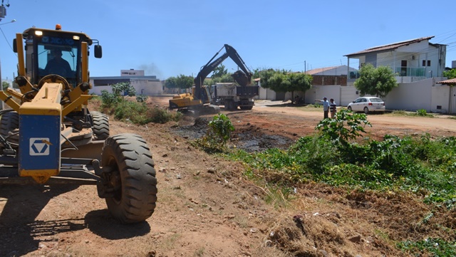 Bairros Salgadinho e Nova Brasília recebem Força Tarefa de serviços de limpeza e iluminação pública