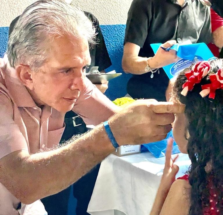 Prefeito Nabor distribui óculos para alunos e inaugura reforma e ampliação de escola