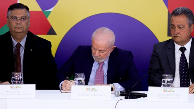 Lula anuncia decreto de GLO em portos e aeroportos 