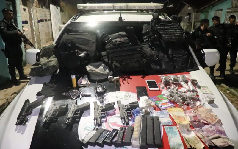 Operação da PM prende 5 suspeitos de tráfico de drogas e retira de circulação arsenal de armas