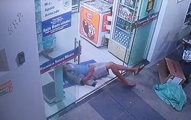 Vídeo: Homem se arrasta e consegue furtar farmácia, no alto sertão da PB