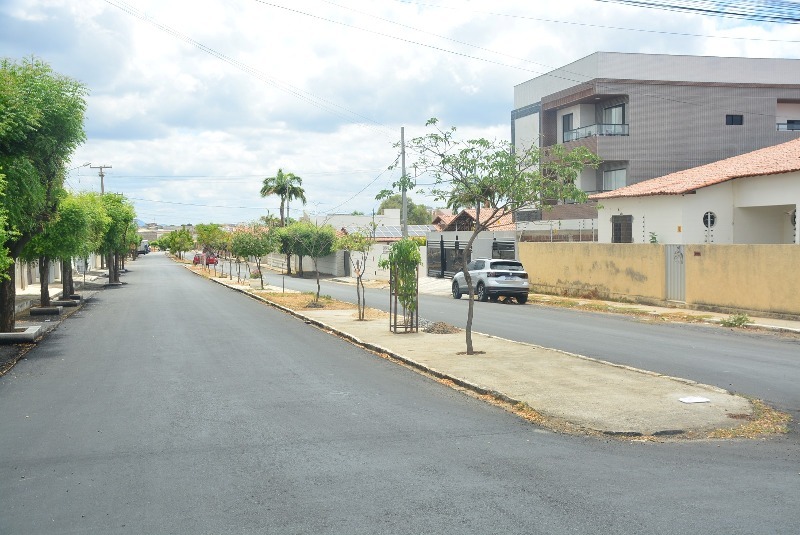Obras de pavimentação asfáltica são iniciadas pela Prefeitura de Patos e seguem a todo vapor