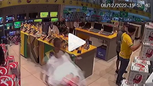 Dupla invade loja de Shopping e furta celulares; VÍDEO