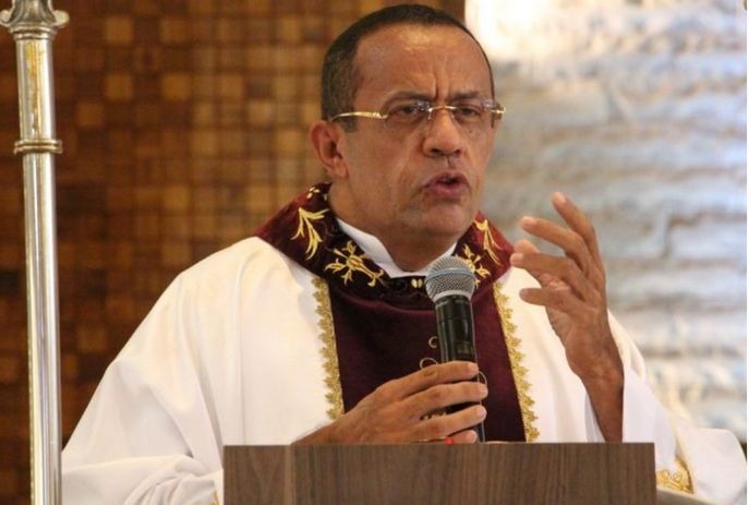 Padre Edígio é condenado em R$50 mil por não pagar taxas de condomínio em apartamento de alto padrão por mais de três anos, na Paraíba