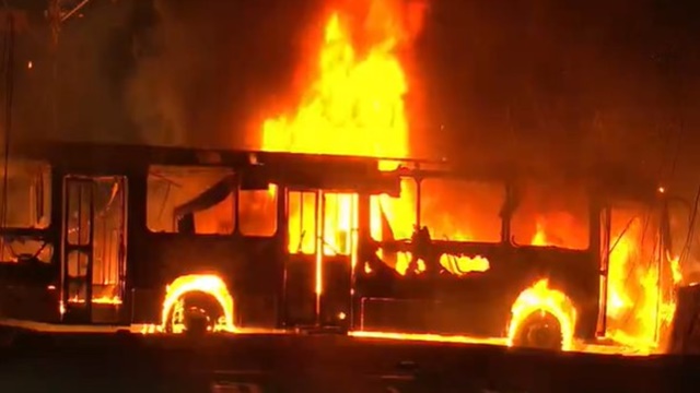 Guerra entre facções: Polícia indicia sete criminosos por incêndio de ônibus