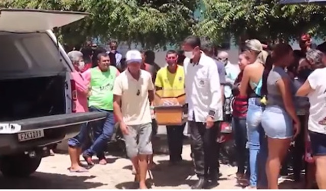 Sob forte comoção popular, corpo do jovem José Almir é sepultado na tarde desta quarta-feira, 07/12, em Teixeira