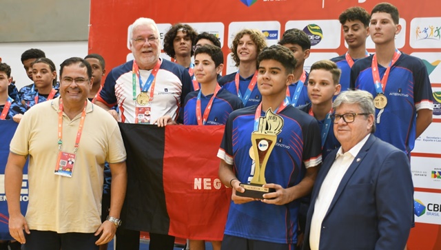 João Azevêdo entrega medalhas de ouro a campões paraibanos do voleibol masculino nos Jogos Escolares Brasileiros