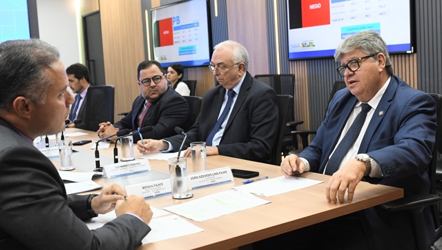 João Azevêdo apresenta projeto da ponte que ligará Cabedelo a Lucena ao ministro Renan Filho