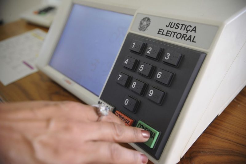 Eleitores vão às urnas para eleger novos vereadores em duas cidades 