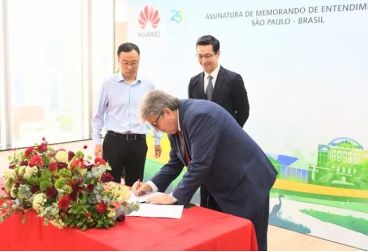 João Azevêdo firma parceria com empresa de tecnologia da China para qualificação profissional de 30 mil jovens na Paraíba