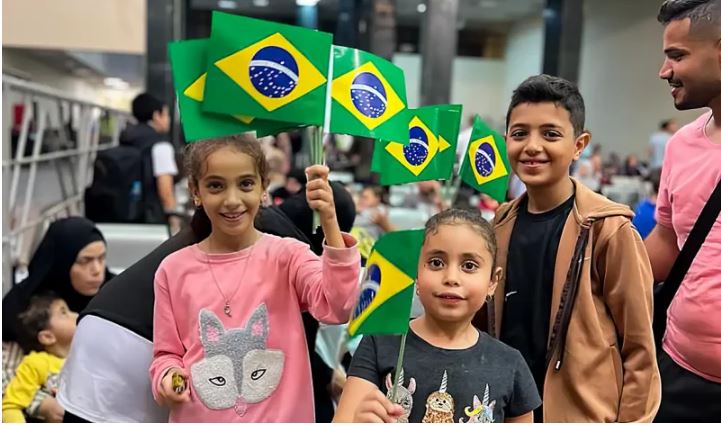 Brasileiros que estavam em Gaza chegam ao Brasil nesta segunda
