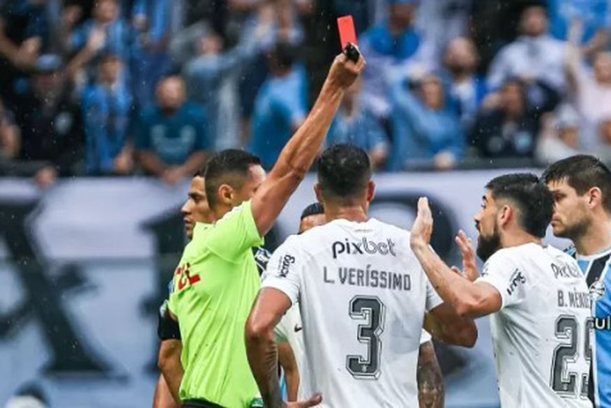 Corinthians vence jogo com duas expulsões e breca Grêmio na briga pela taça ​