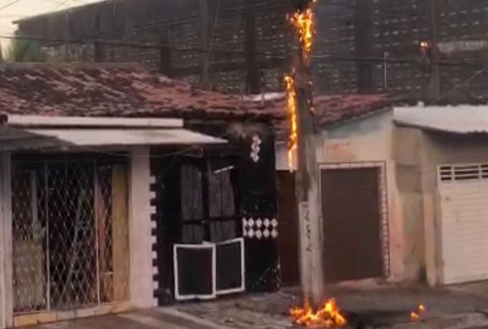Poste pega fogo e assusta moradores, na capital paraibana