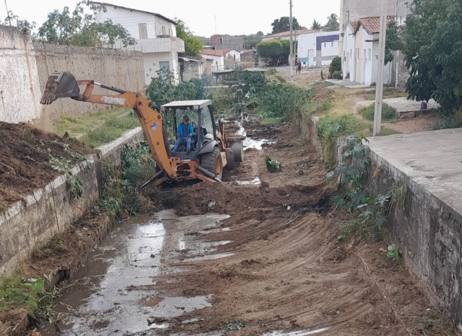 Prefeitura de Patos inicia limpeza de canais de águas pluviais em preparação para período de chuvas