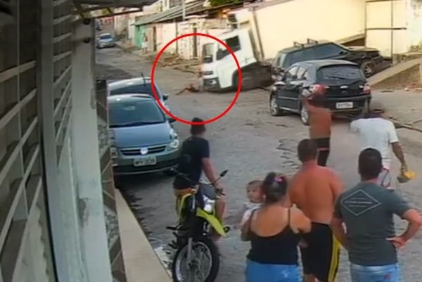 VÍDEO: homem fica ferido após caminhão arrastá-lo por rua; ele estava consertando veículo