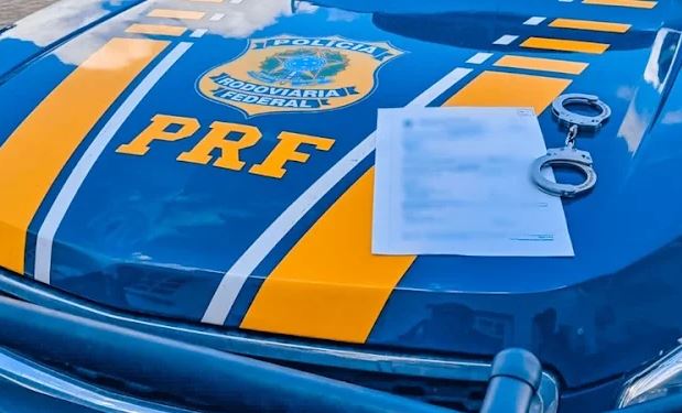 PRF na Paraíba prende homem com mandado de prisão e flagra Ônibus Escolar fazendo transporte irregular de passageiros