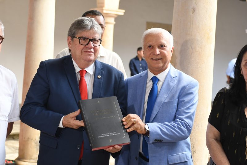  João participa de lançamento de livro e destaca importância da obra para história