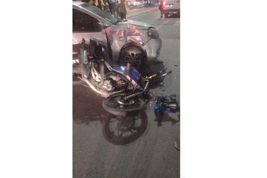 Motociclista fica ferido após avançar sinal vermelho por volta das 0h deste sábado, e bater em um carro.