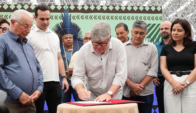 João Azevêdo autoriza implantação de 90 bancos de sementes em visita à II Feira Nordestina da Agricultura Familiar e da Economia Solidária