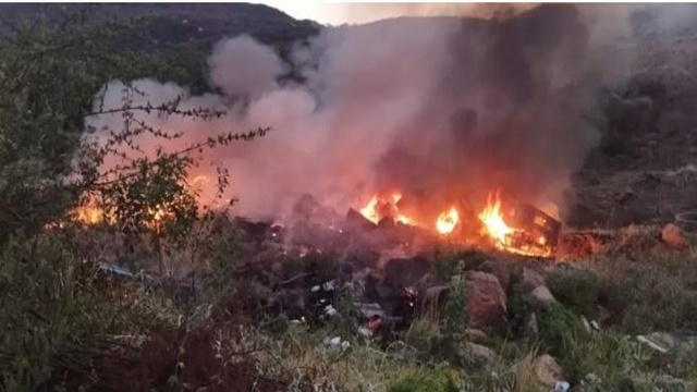 Caminhão capota e pega fogo na tarde deste domingo (19); na serra do Teixeira 
