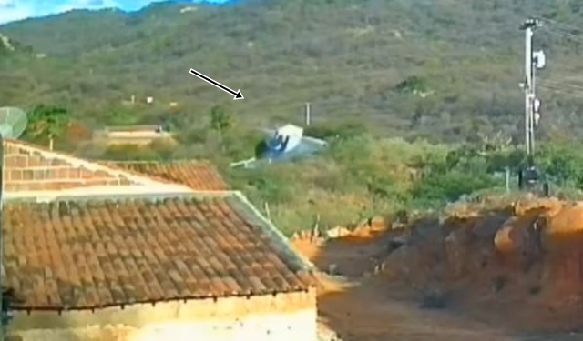 VEJA VÍDEO: Câmera flagra momento em que caminhão tombou na Serra do Teixeira neste domingo (19).