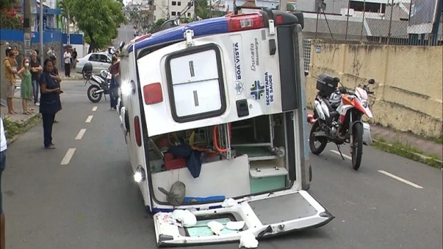 Acidente envolvendo ambulância deixa quatro pessoas feridas, entre elas uma paciente que estava sendo transportada.