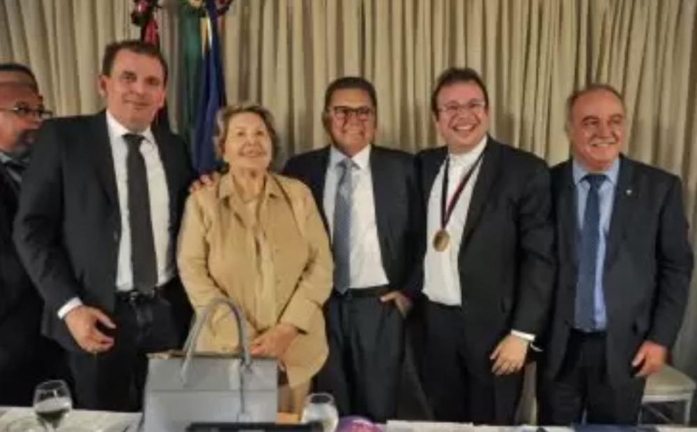ALPB concede medalha Epitácio Pessoa ao Padre Fabrício durante sessão itinerante em Patos