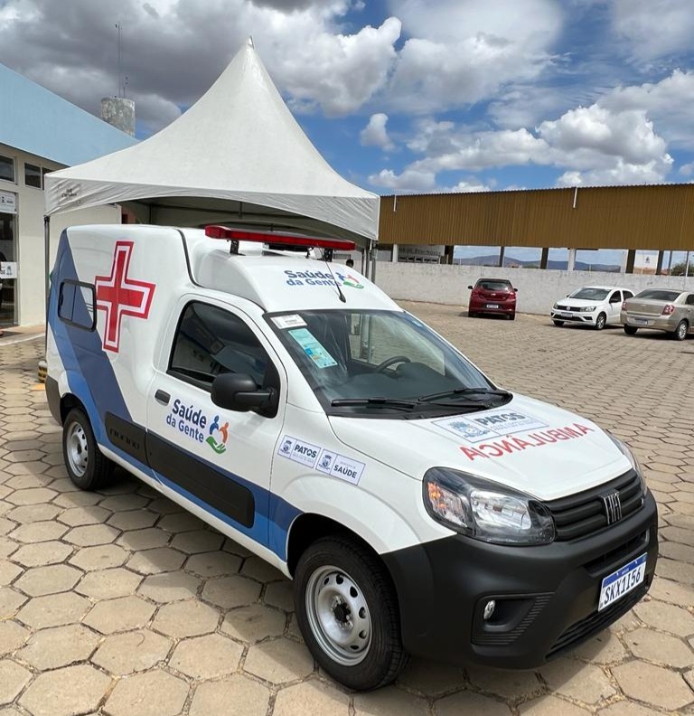 Prefeito de Patos entrega 11ª ambulância e destaca compromisso com a saúde da população