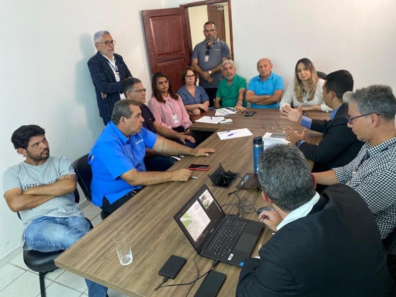 Secretários da Prefeitura de Patos se reúnem com superintendente do IBGE para discutir dados do último censo