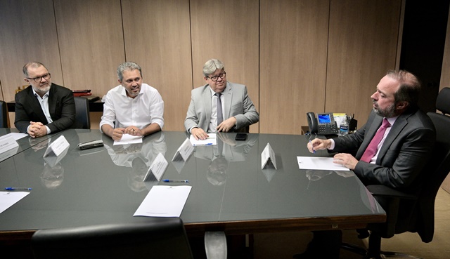 João Azevêdo discute medidas que garantem investimentos em energias renováveis no Nordeste com ministro das Minas e Energia