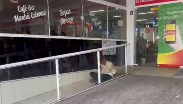 Homem invade padaria e tenta matar ex-companheira a facadas 